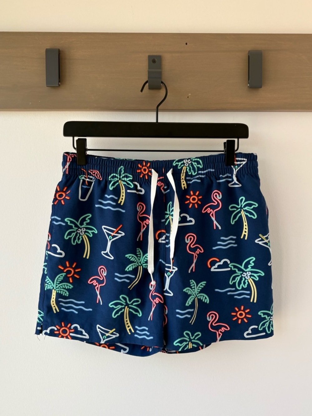 chubbies Navy Neon Lights Tropical Print Swim 5.5” Trunks - size small